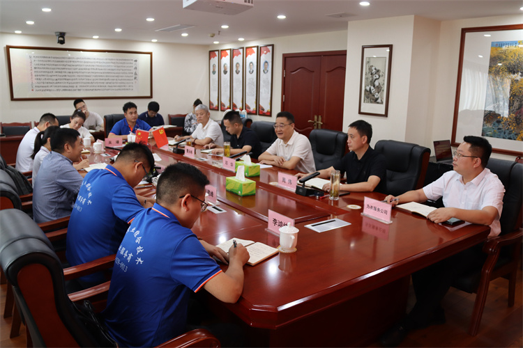 鄧華會(huì)見(jiàn)蒙牛集團(tuán)常溫營(yíng)銷中心、成都天杰有機(jī)農(nóng)業(yè)發(fā)展有限公司相關(guān)負(fù)責(zé)人一行